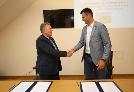 PODPIS POGODBE ZA PRIZIDEK IN FASADNI OVOJ ZD CERKNICA 12 FOTO LJUBO VUKELIČ